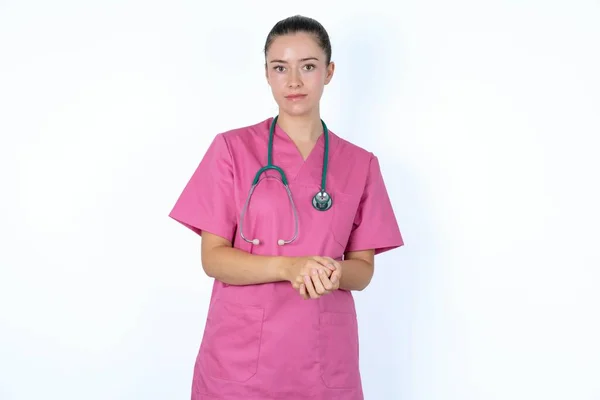 ビジネスコンセプト 自信を持って手を握るピンクのユニフォームの白人女性医師の肖像画 — ストック写真