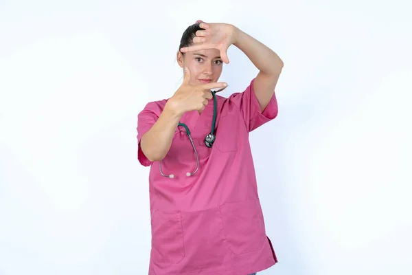 Médico Mulher Caucasiano Positivo Uniforme Rosa Com Estetoscópio Com Expressão — Fotografia de Stock