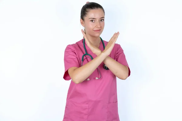 白人女性医師は 拒否否否否定的なサインをする顔と手を交差する怒りの表現を拒否しています — ストック写真