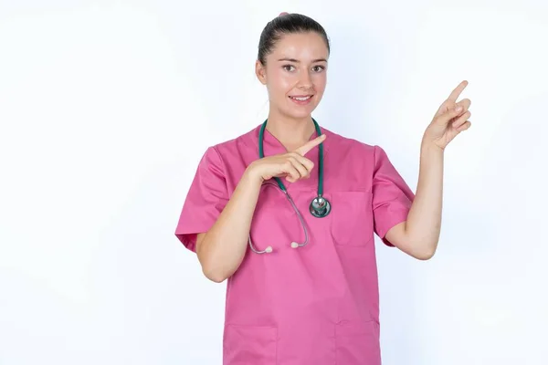 Positiv Kaukasisk Kvinnlig Läkare Med Strålande Leende Pekar Med Två — Stockfoto