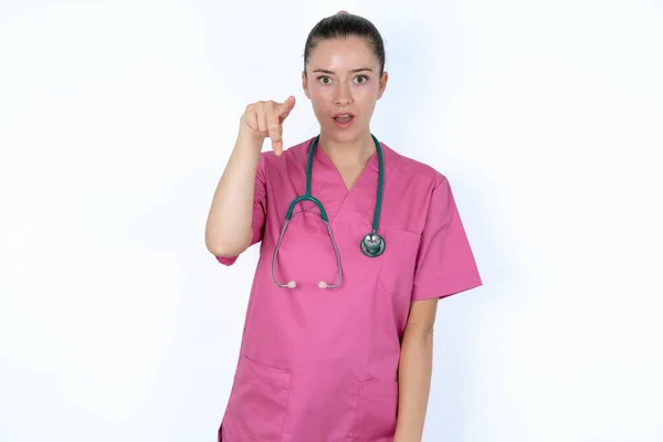 Mulher Caucasiana Chocado Médico Aponta Frente Com Dedo Indicador Câmera — Fotografia de Stock
