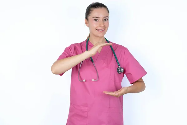 白人女性の医師は大きく 大きい印を示す手でジェスチャーし シンボルを測定します — ストック写真