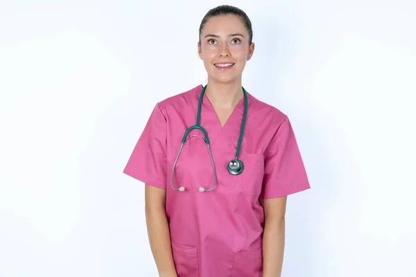 慎重な白人女性の医師は 幸せで興奮している横向きに見て肩を握ります 突然の反応コンセプト — ストック写真