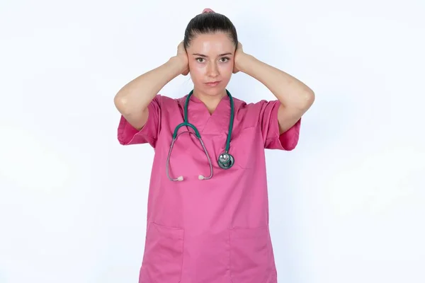 Frustrado Caucasiano Médico Fêmea Tapando Ouvidos Com Mãos Não Quer — Fotografia de Stock