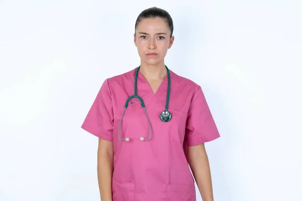 Medico Donna Caucasico Che Esprime Disgusto Riluttanza Disprezzo Avendo Sguardo — Foto Stock