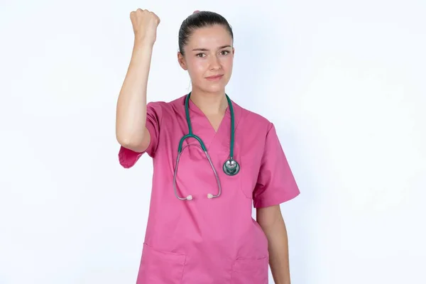 戦いや挑戦の準備ができているかのように前面に拳を握る慎重な白人女性医師 叫び声と顔に積極的な表現を持っている — ストック写真