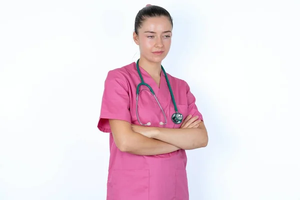 Unzufriedene Kaukasische Ärztin Mit Schlechter Einstellung Die Arme Zur Seite — Stockfoto