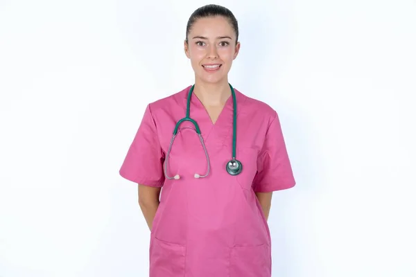 Médico Femenino Caucásico Con Cara Feliz Divertida Sonriendo Mostrando Lengua —  Fotos de Stock