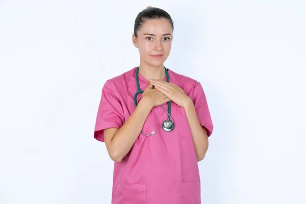 Чесна Біла Жінка Лікар Тримає Руки Грудях Торкається Компліменту Або — стокове фото