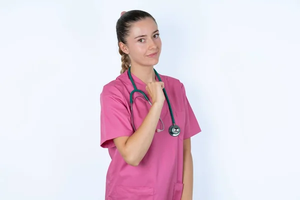 Gros Plan Caucasienne Médecin Féminin Semble Joyeux Satisfait Confiant Points — Photo