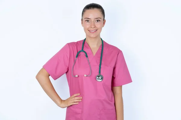 Studio Skott Glada Kaukasiska Kvinnliga Läkare Håller Hand Höften Ler — Stockfoto