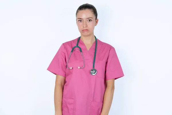 Médica Caucasiana Sombria Entediada Franzeia Rosto Olhando Para Cima Ficando — Fotografia de Stock