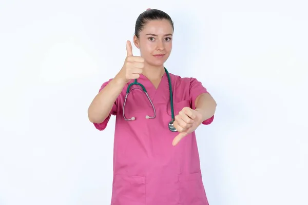 Biała Kobieta Doktor Czuje Się Niepewnie Robiąc Dobry Zły Znak — Zdjęcie stockowe