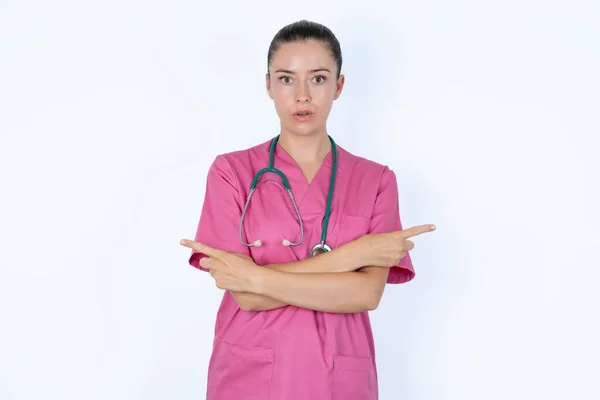 Förvirrad Kaukasisk Kvinnlig Läkare Väljer Mellan Två Sätt Pekar Båda — Stockfoto