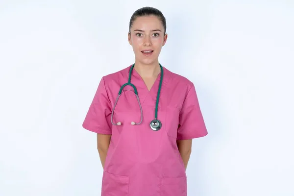 Känslomässig Kaukasisk Kvinnlig Läkare Med Öppnad Mun Uttrycker Stor Överraskning — Stockfoto