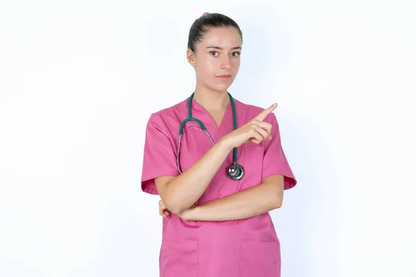 Kaukasisk Kvinnlig Läkare Ler Brett Mot Kameran Pekar Finger Bort — Stockfoto