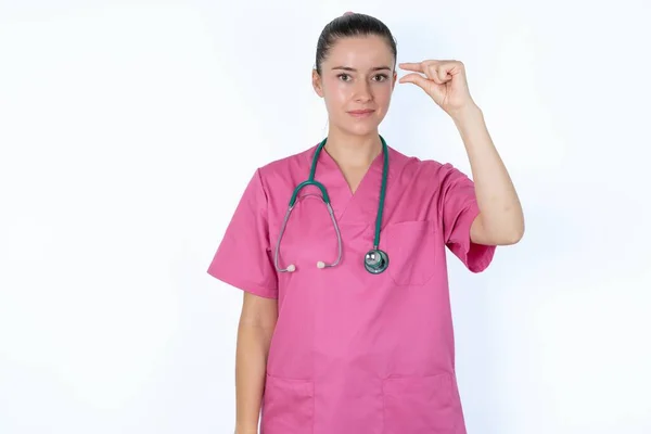 Médico Feminino Caucasiano Perturbado Molda Pouco Gesto Com Mão Demonstra — Fotografia de Stock