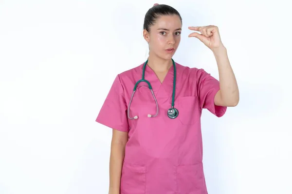 Chockad Kaukasisk Kvinnlig Läkare Visar Något Lite Med Händerna Visar — Stockfoto