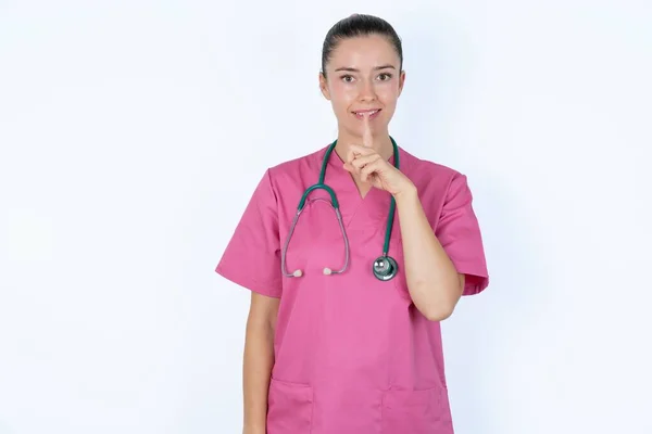 Médecin Femme Caucasienne Uniforme Rose Avec Stéthoscope Fait Geste Shush — Photo