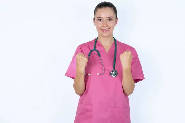 Glada Kaukasiska Kvinnliga Läkare Rosa Uniform Med Stetoskop Jublar Firar — Stockfoto