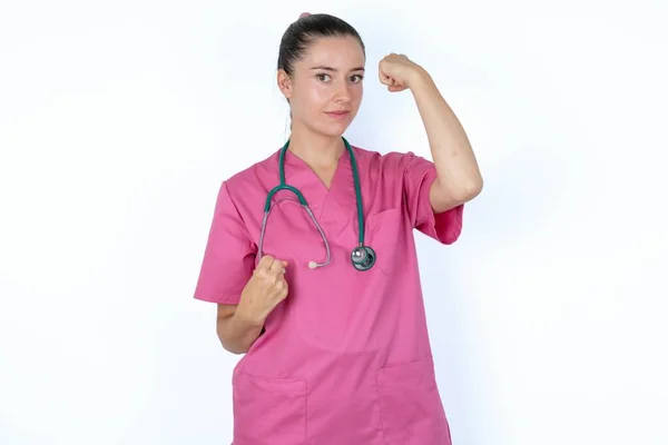 Attraktiv Kaukasisk Kvinnlig Läkare Rosa Uniform Med Stetoskop Firar Seger — Stockfoto