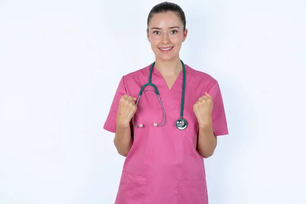 Doctora Caucásica Uniforme Rosa Con Estetoscopio Levantando Puños Gritando Alegría — Foto de Stock