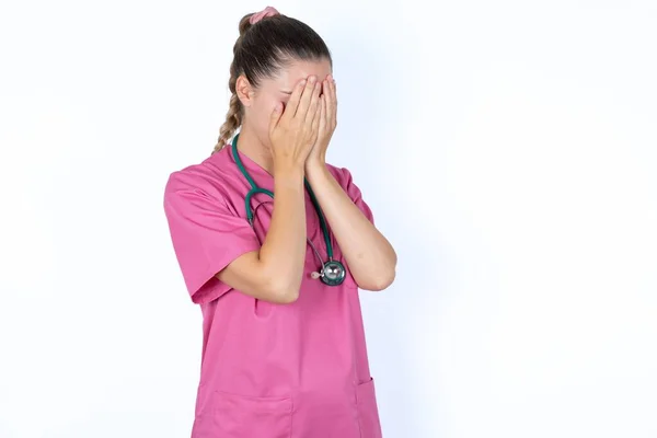 Triste Medico Donna Caucasica Uniforme Rosa Con Stetoscopio Che Copre — Foto Stock