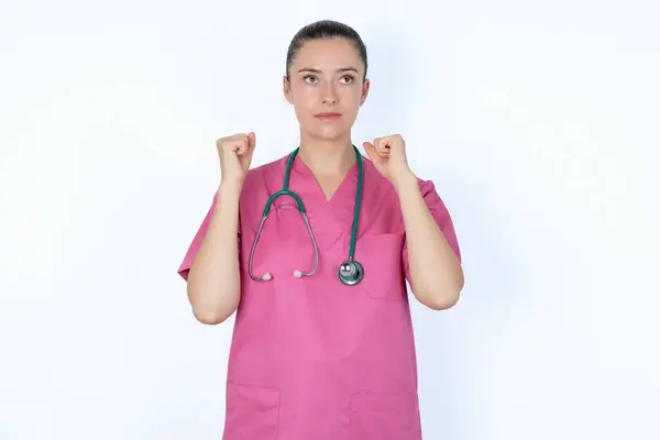 Jovem Médica Caucasiana Uniforme Rosa Com Estetoscópio Campeão Tendo Sucesso — Fotografia de Stock