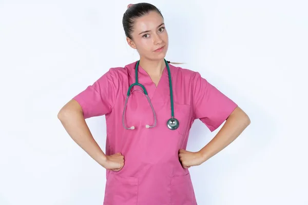 Frustrierte Kaukasische Ärztin Pinkfarbener Uniform Mit Stethoskop Das Die Hände — Stockfoto