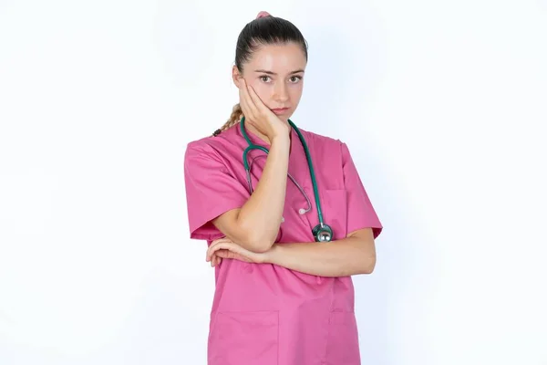 Médico Femenino Caucásico Muy Aburrido Uniforme Rosa Con Estetoscopio Agarrado — Foto de Stock
