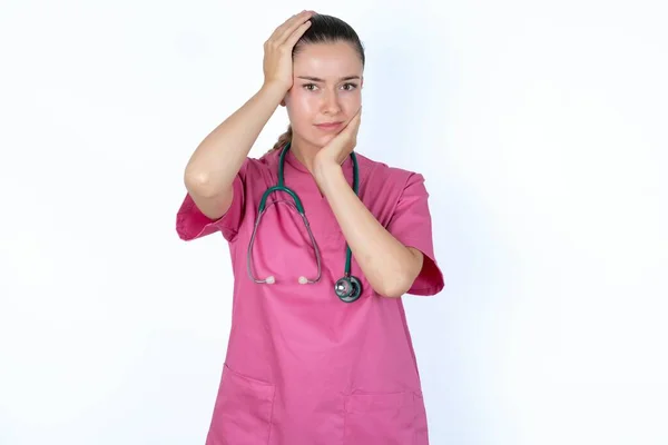 Ung Dyster Kaukasisk Kvinnlig Läkare Gömmer Ansiktet Med Händerna Surar — Stockfoto