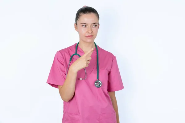 Glad Kaukasisk Kvinnlig Läkare Tittar Och Pekar Sidan Med Handen — Stockfoto