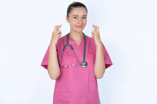指を握っている白人女性医師は 上司が仕事で間違いに気づかないことを望む心配した表情で交差しました — ストック写真