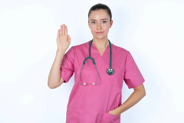 高加索女医生放弃打招呼或告别快乐和微笑友好的欢迎手势 — 图库照片