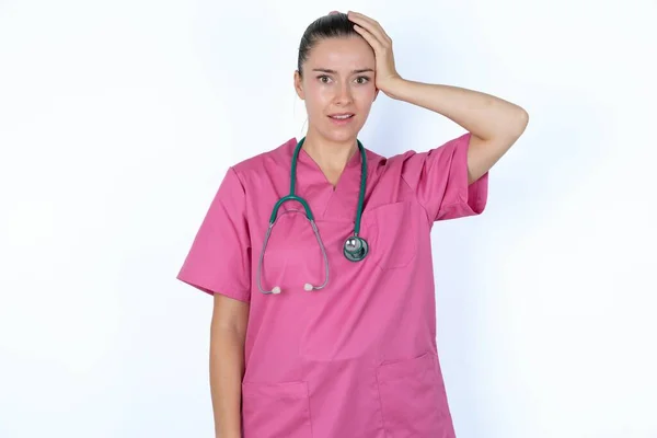 Porträtt Förvirrad Kaukasisk Kvinnlig Läkare Hålla Hand Hår Och Rynka — Stockfoto