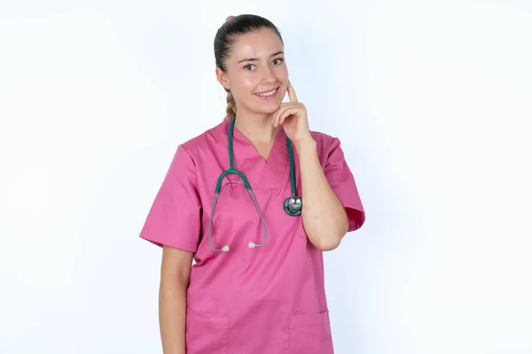Obekymmersfri Framgångsrik Kaukasisk Kvinnlig Läkare Vidrör Käklinje Blickande Kamera Lutande — Stockfoto