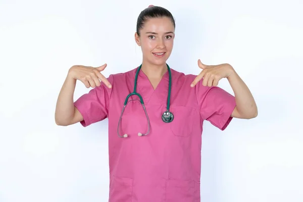 Välj Mig Självsäker Självsäker Kaukasisk Kvinnlig Läkare Främja Sig Själv — Stockfoto
