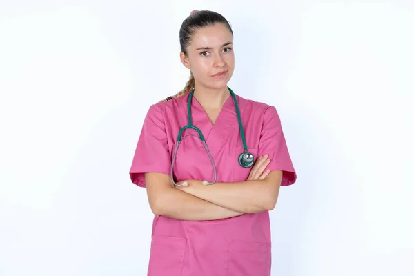 Bild Arg Kaukasisk Kvinnlig Läkare Som Korsar Armarna Titta Kameran — Stockfoto