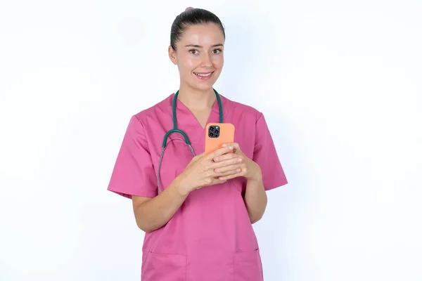 Uśmiechnięta Biała Kobieta Lekarz Przyjazny Szczęśliwy Trzymając Telefon Komórkowy Robi — Zdjęcie stockowe