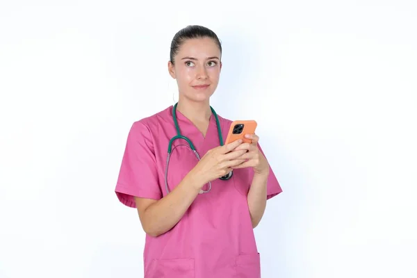 Glad Kaukasisk Kvinnlig Läkare Lyssnar Musik Med Hörlurar Med Mobiltelefon — Stockfoto