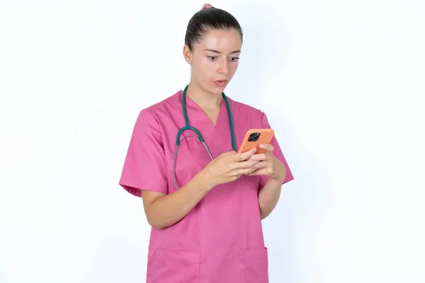 Kaukasisk Kvinnlig Läkare Ser Med Avlyssnade Ögon Håller Modern Smartphone — Stockfoto