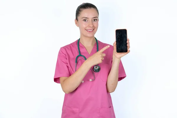 Spännande Kaukasisk Kvinnlig Läkare Håller Och Pekar Med Fingret Smartphone — Stockfoto