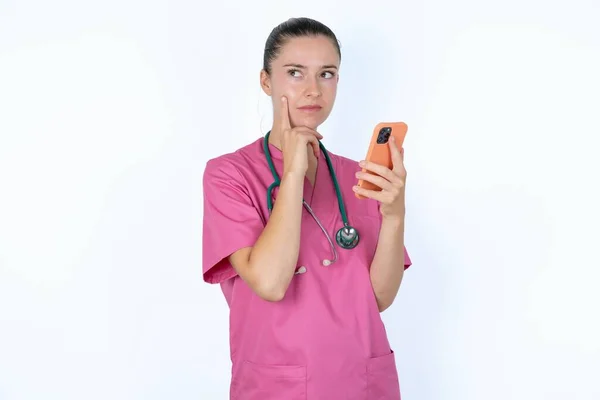 Düşünen Beyaz Kadın Bir Doktorun Cep Telefonu Kullanması Ele Tutuşması — Stok fotoğraf