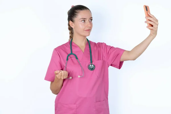 Porträtt Kaukasisk Kvinnlig Läkare Som Tar Selfie För Att Skicka — Stockfoto