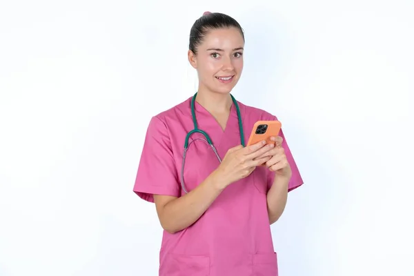 Nöjd Kaukasisk Kvinnlig Läkare Med Hjälp Egen Telefon Och Tittar — Stockfoto