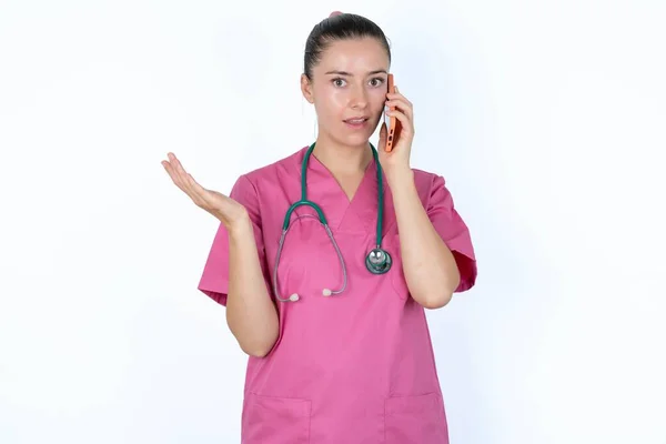 Médecin Caucasienne Parlant Téléphone Stressé Avec Main Sur Visage Choqué — Photo