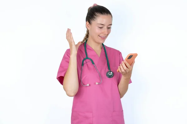 Foto Upprörda Irriterade Kaukasiska Kvinnliga Läkare Håller Mobiltelefon Ringer Samtal — Stockfoto