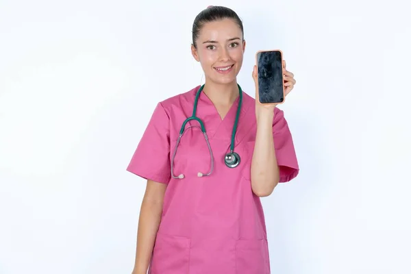 Een Glimlachende Blanke Vrouwelijke Dokter Die Een Leeg Telefoonscherm Toont — Stockfoto