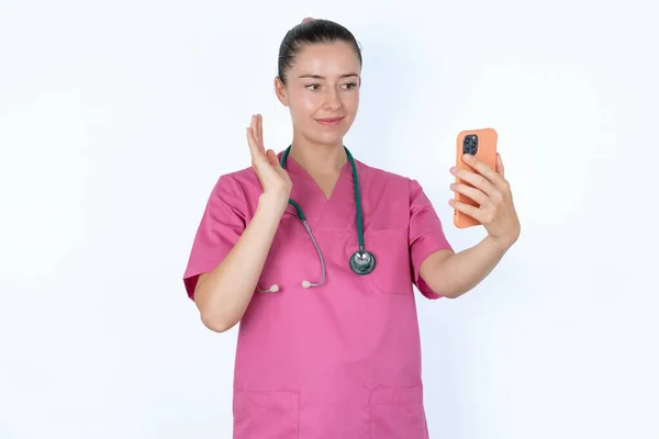 Porträtt Glad Kaukasisk Kvinnlig Läkare Som Tar Selfie Och Viftar — Stockfoto