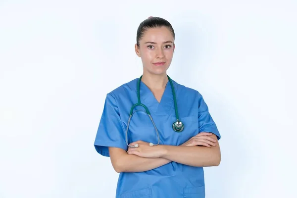 Médica Caucasiana Auto Confiante Está Com Braços Dobrados Mostra Vibe — Fotografia de Stock